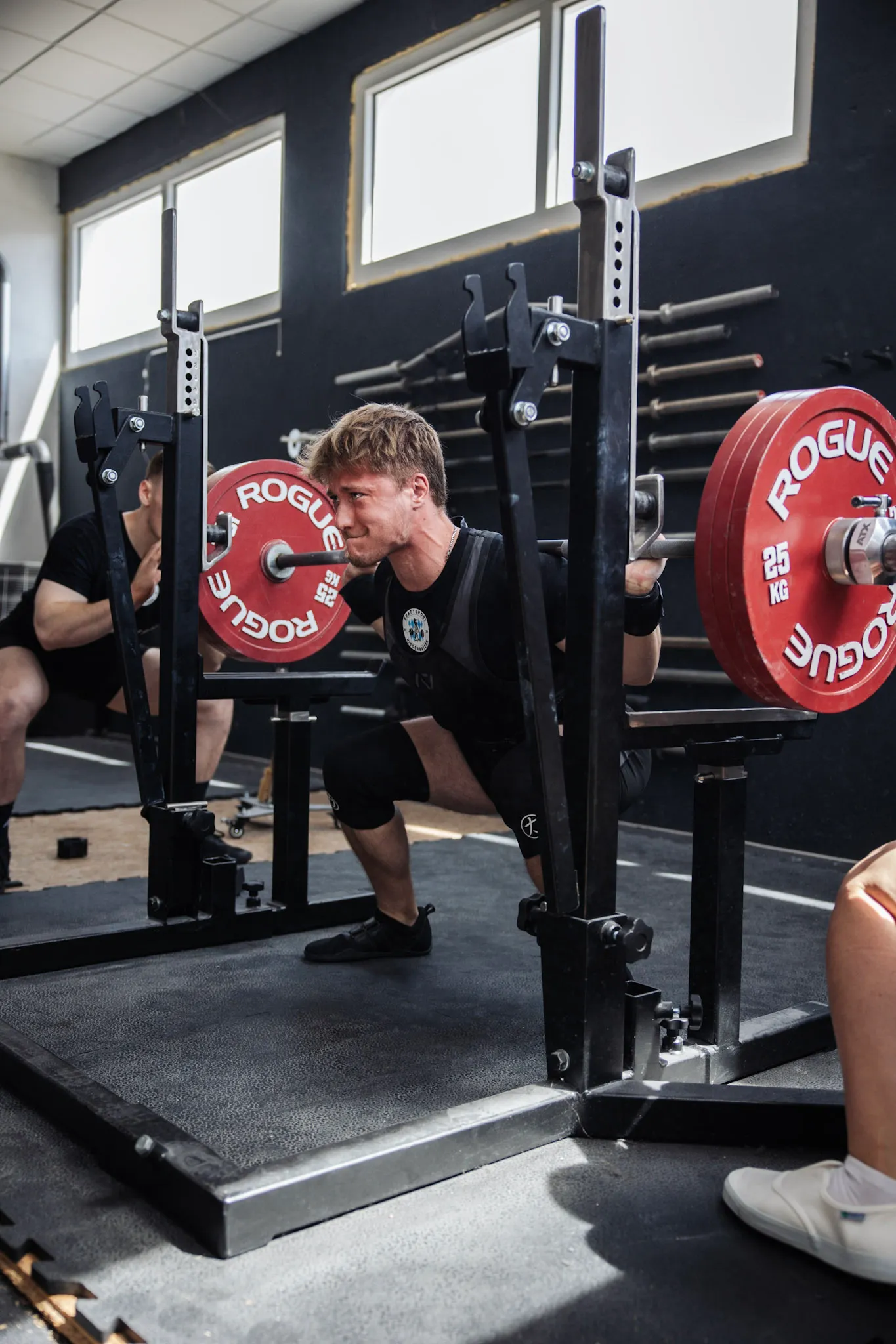 Athlet in einer tiefen Kniebeuge im Rack der KSNB Trainingshalle